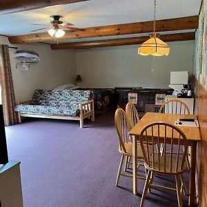 Deluxe Queen Suite